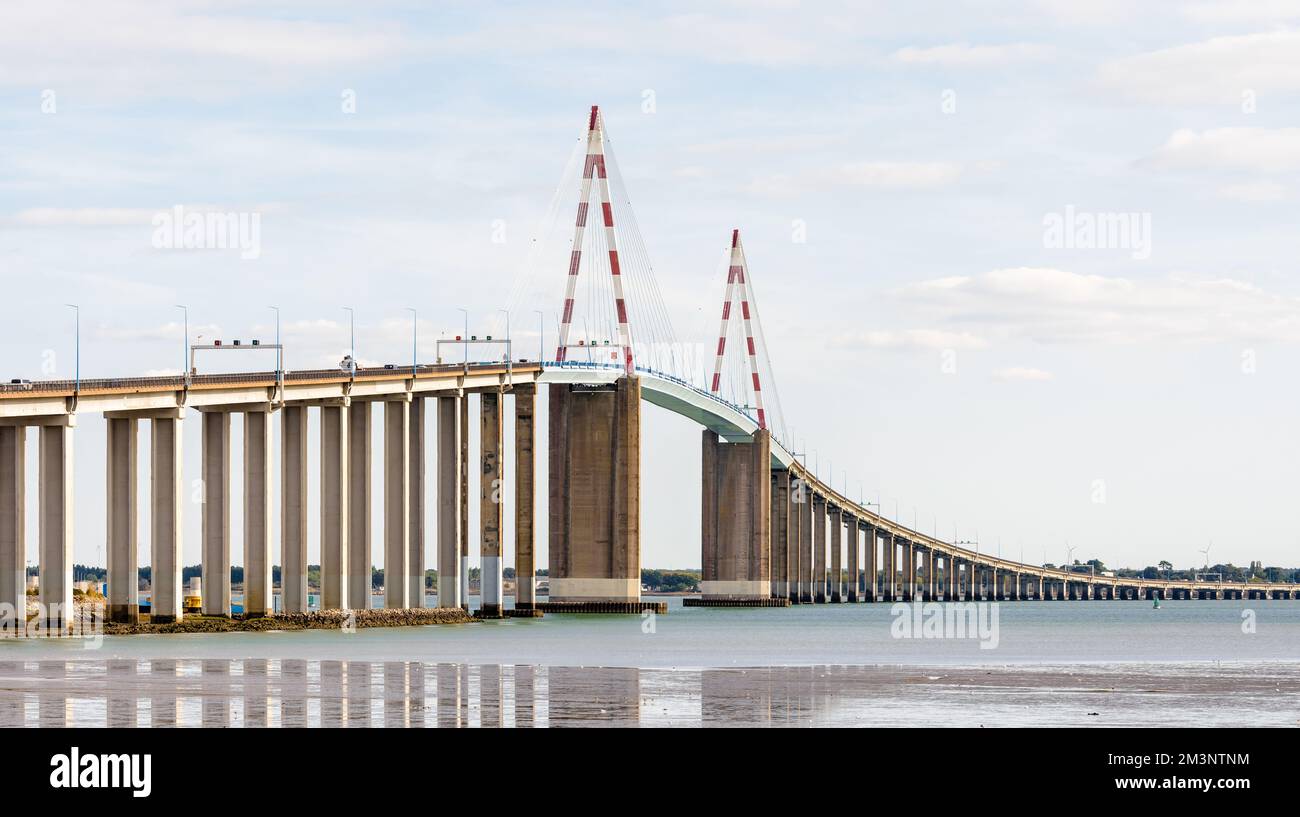 Il ponte di Saint-Nazaire è un ponte cavo-stalled sull'estuario del fiume Loira in Francia, tra Saint-Nazaire e Saint-Brevin-les-Pins. Foto Stock