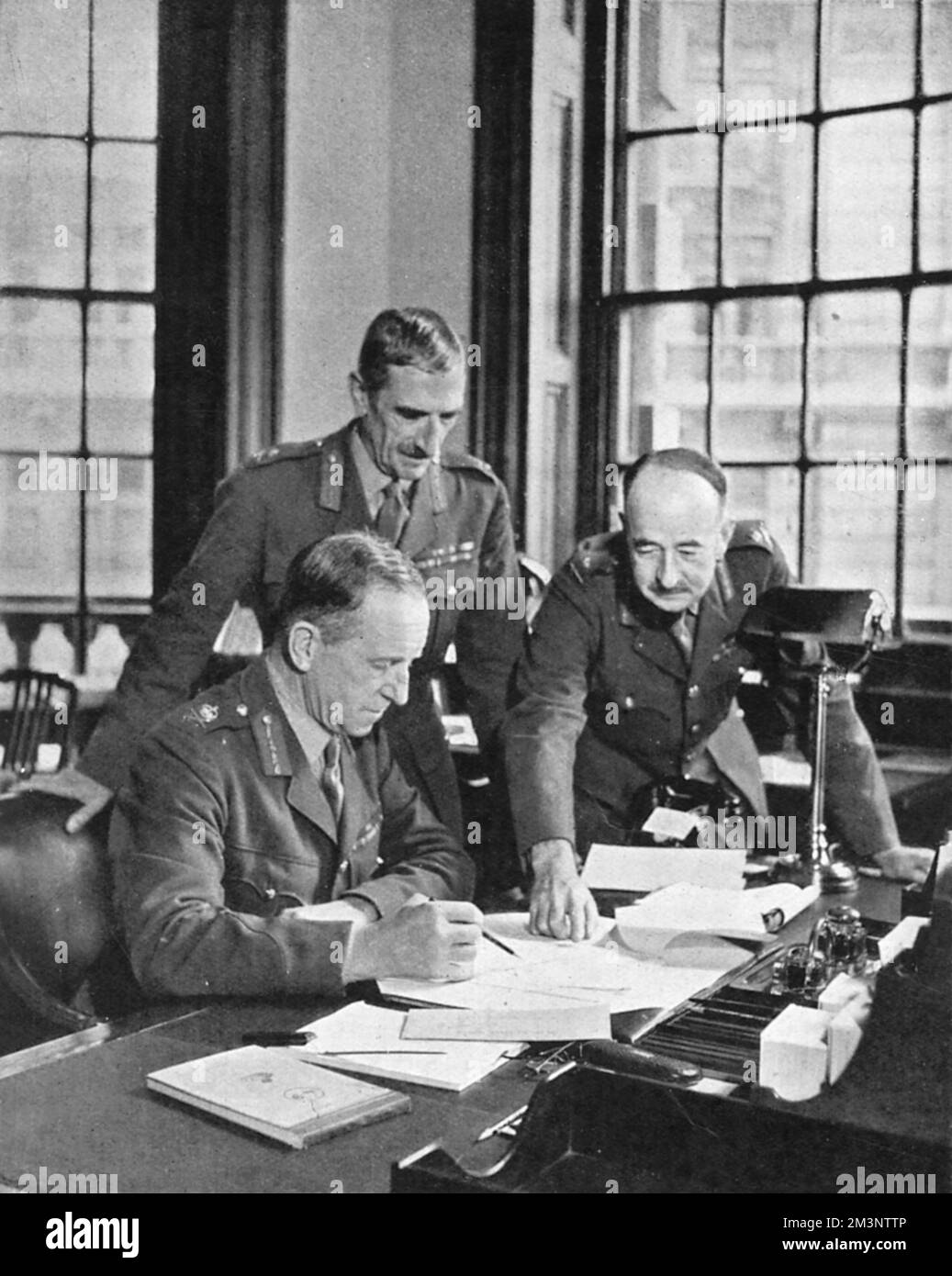 Il generale Sir Walter Venning (seduto), il cui compito era quello di fornire all'esercito britannico tutto ciò di cui aveva bisogno, dalle grandi pistole alle pulci in polvere, durante la seconda guerra mondiale. Foto presso l'Ufficio della Guerra con il Generale D. S. Collins, Controller of Engineer Services, e il Generale T. S. Riddell-Webster, Vice Quartermaster Generale. Data: 1939 Foto Stock