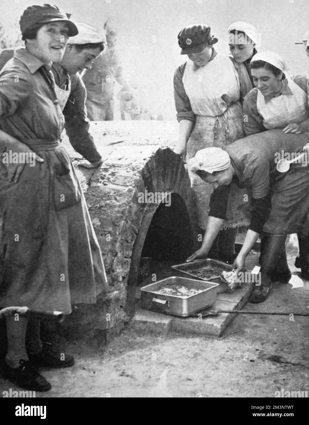 ATS - utilizzo di un forno da campo in mattoni in formazione, 1939 Foto Stock