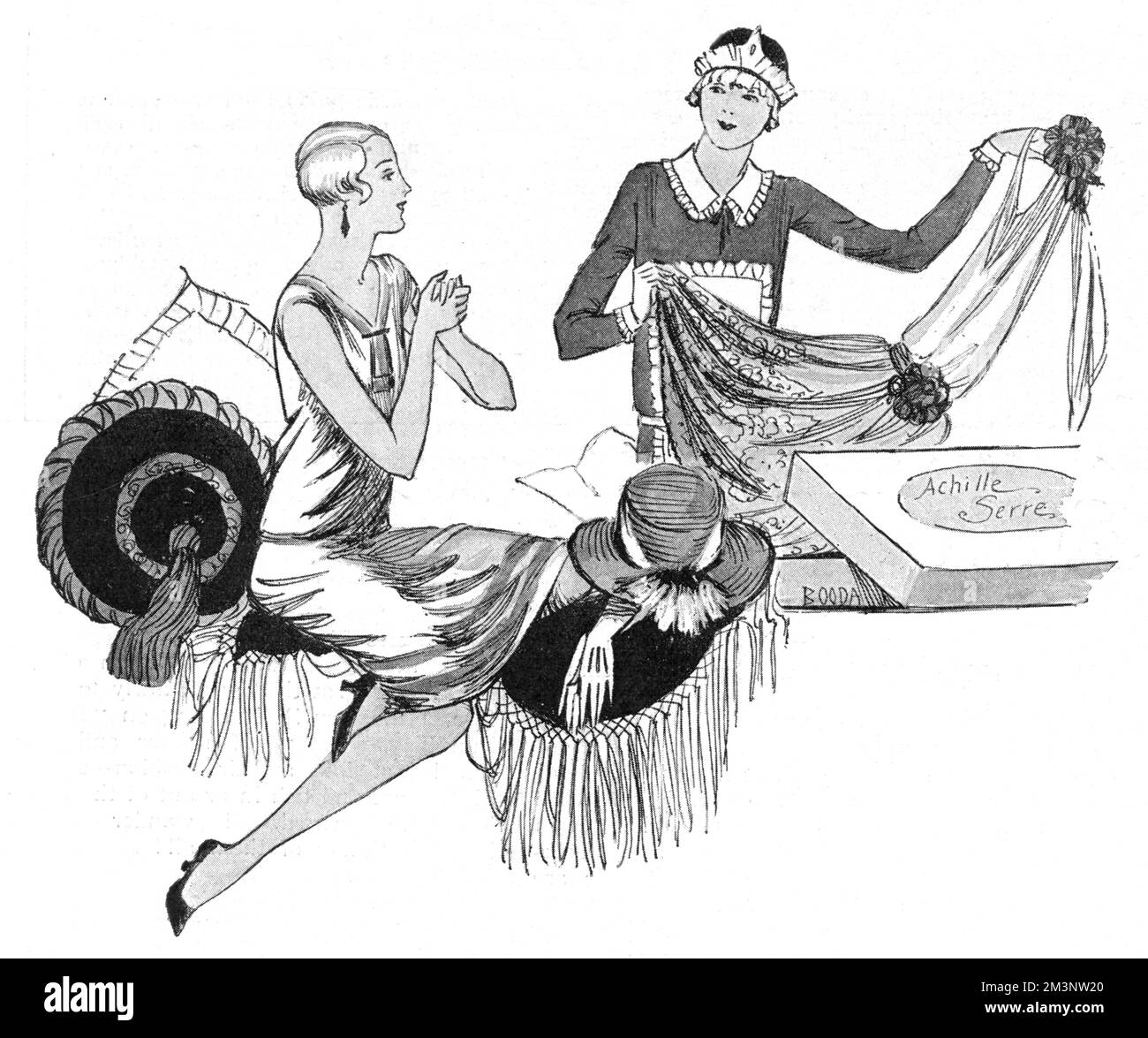 La cameriera presenta un abito pulito a secco a una signora Foto Stock