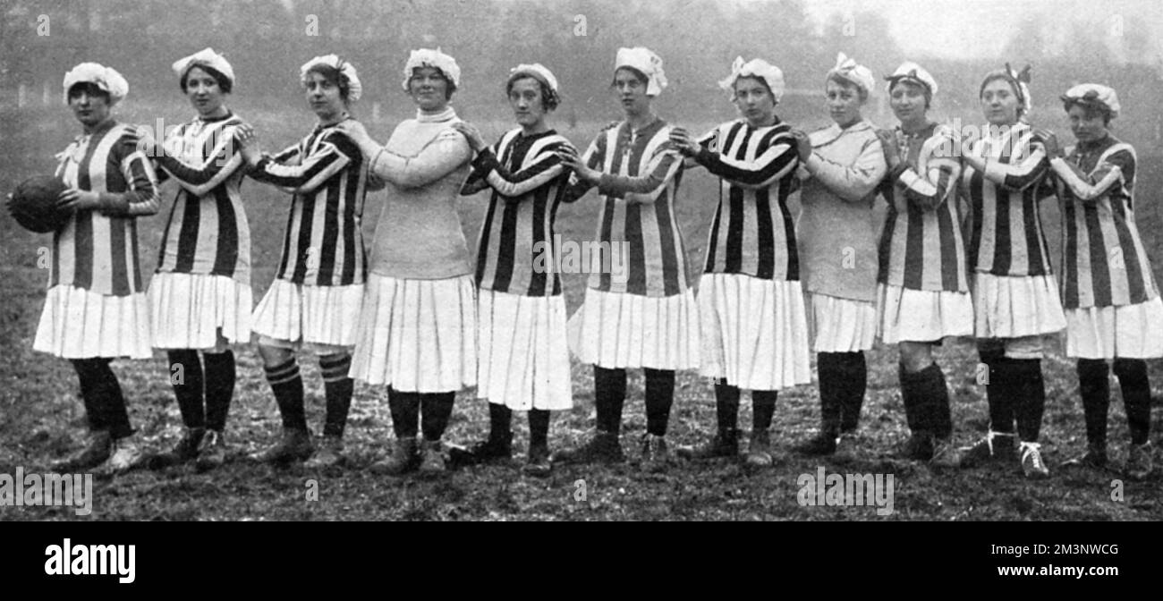 La squadra di lavoratori notturni munizioni che prendono il campo per una partita di calcio contro le donne turno giorno, nel quartiere di Londra. Data: 1917 Foto Stock