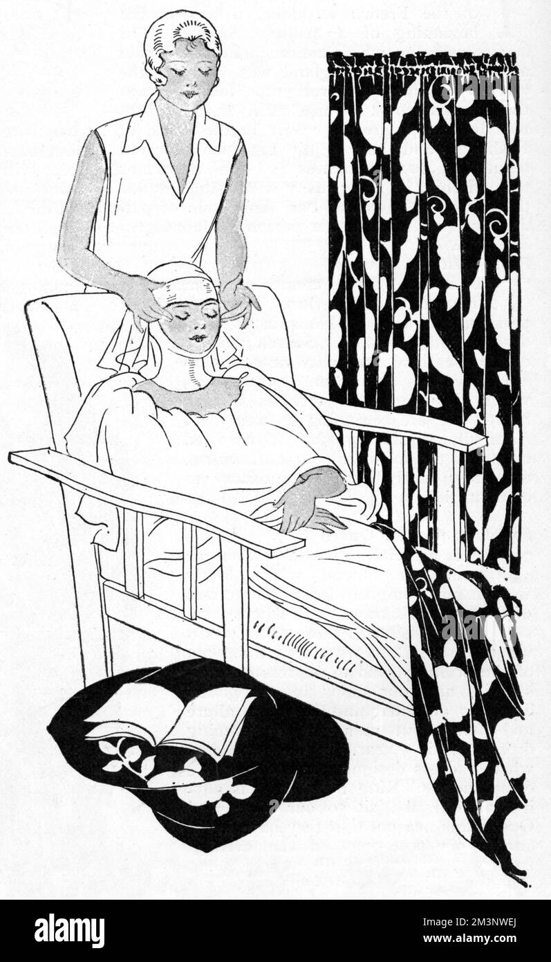 Una signora che si diverte per una breve ora con il "trattamento della donna stanca" al salone riposante di Madame Rubinstein a Grafton Street, Londra, prima di uscire all'opera in serata. Data: 1927 Foto Stock