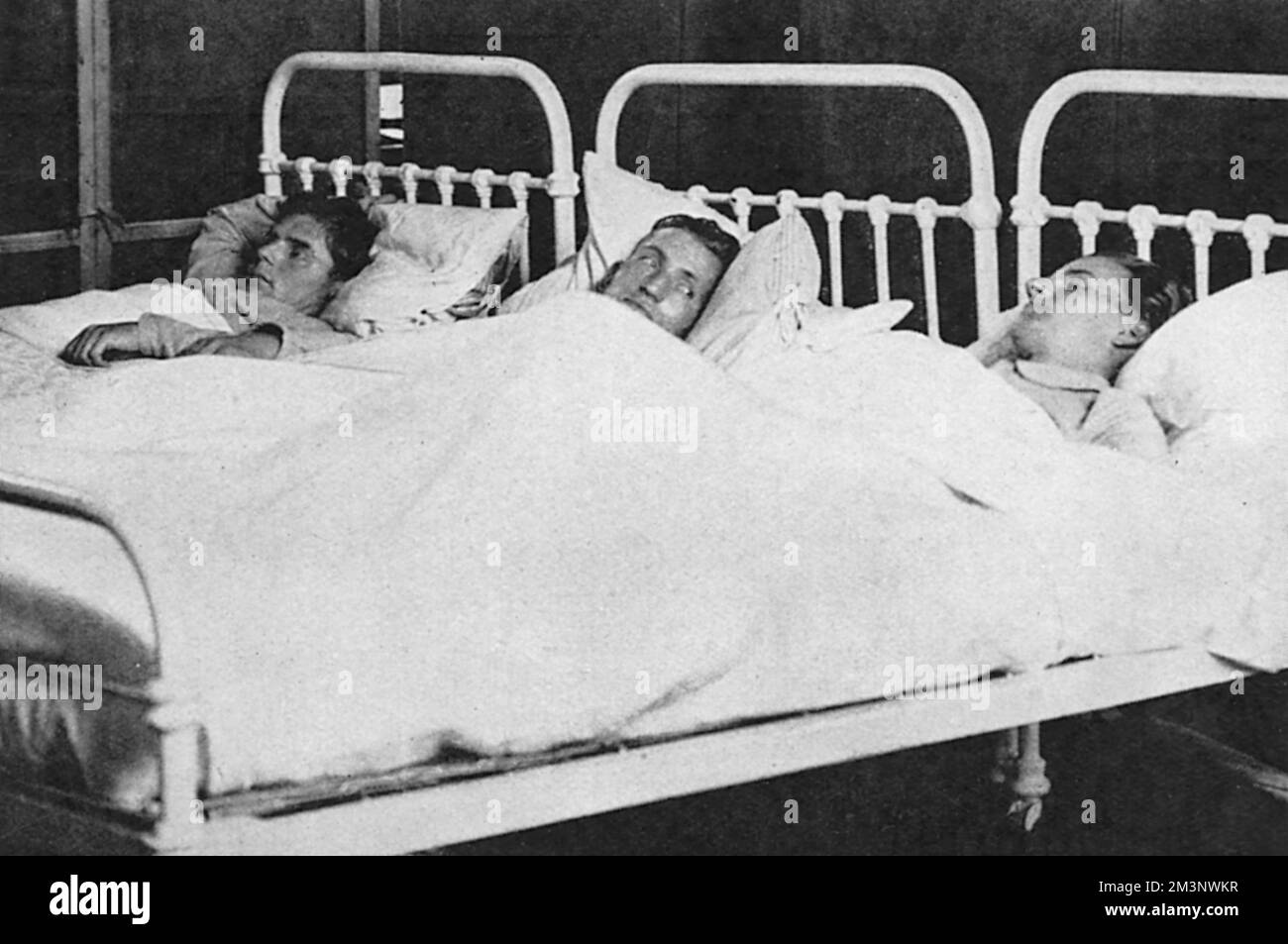 I primi tre prigionieri di guerra tedeschi sono stati raffigurati a letto in un ospedale militare britannico. Erano membri dell'equipaggio di un bombardiere tedesco, abbattuto sulla Scozia in un raid il Firth of Forth nell'ottobre 1939. Data: 1939 Foto Stock