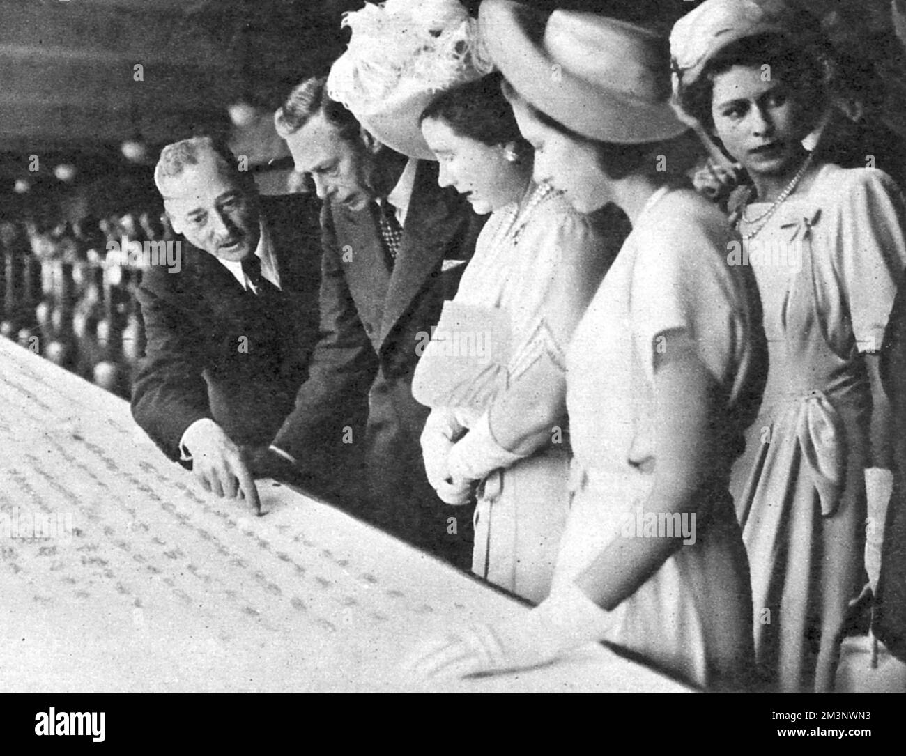 Re Giorgio VI, la regina Elisabetta, e le loro due figlie, le principesse Elisabetta (a destra) e Margaret, sono esposte nell'ufficio De Beers di Kimberley, Sudafrica, una mostra di diamanti tagliati e non tagliati di Sir Ernest Oppenheimer, presidente di De Beers Data: 18 aprile 1947 Foto Stock