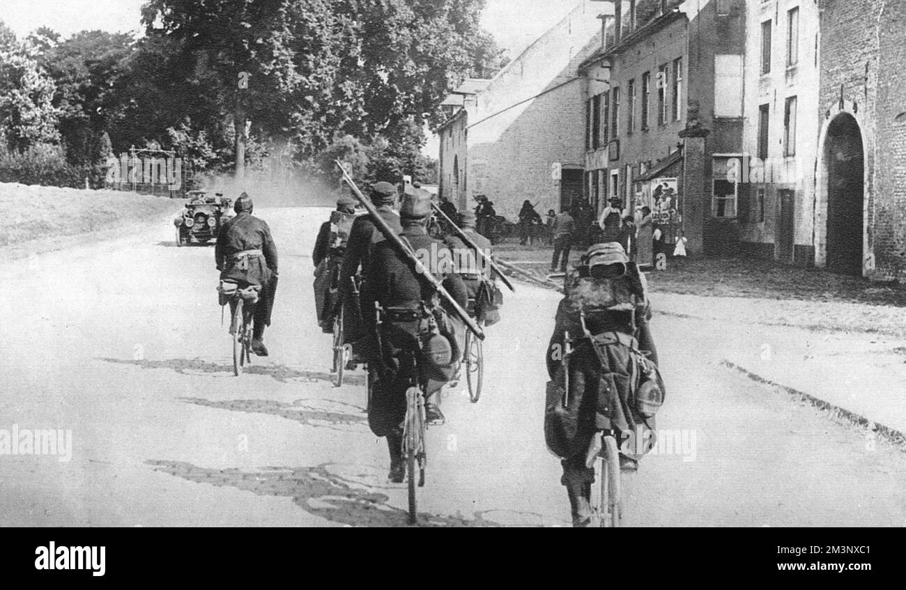 I ciclista belgi scout sulla loro strada verso la prima linea. I soldati ciclista erano meno cospicui e più silenziosi della tradizionale cavalleria, ma meno ben fatti per viaggiare su terreni accidentati. Agosto 1914 Foto Stock