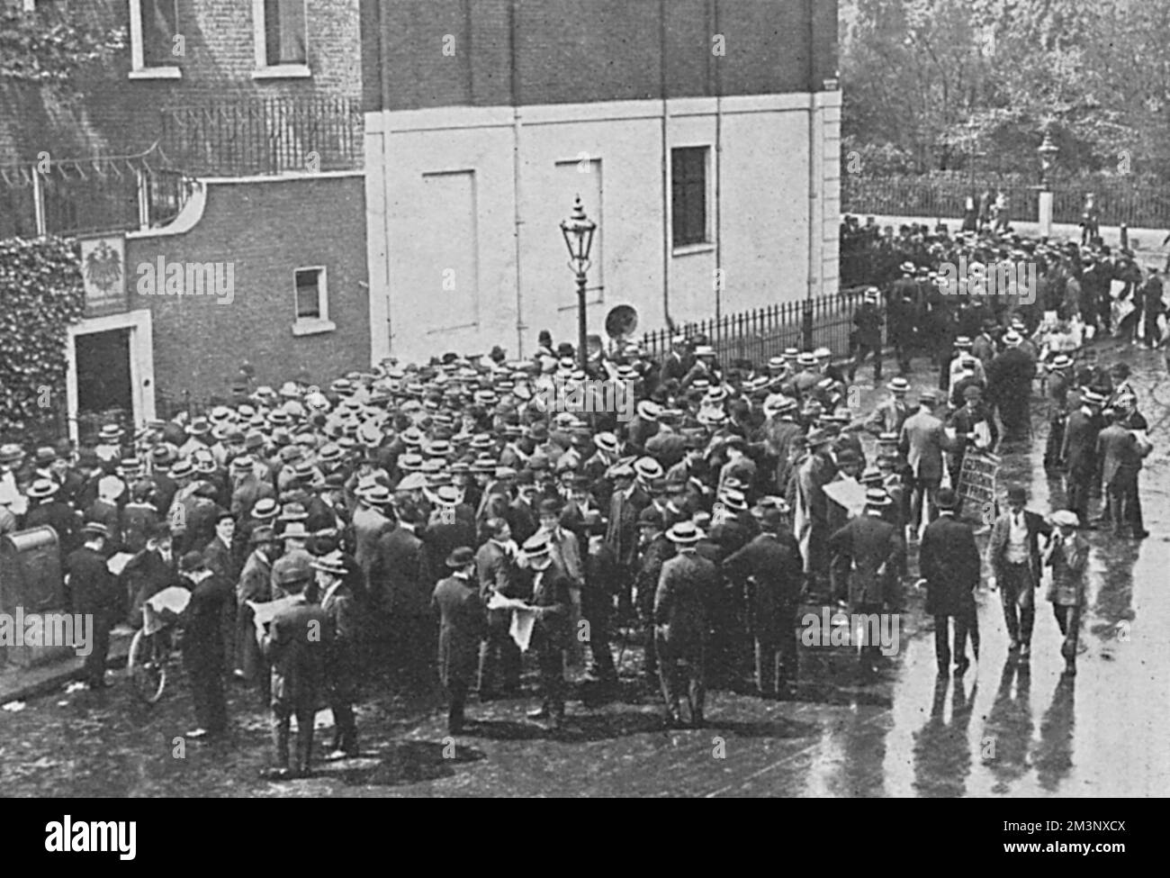 Al loro Consolato a Bedford Place, Londra, i tedeschi si riuniscono seguendo l'ordine di mobilitazione. La Germania ha dichiarato guerra alla Russia il 1 agosto. Data: Agosto 1914 Foto Stock
