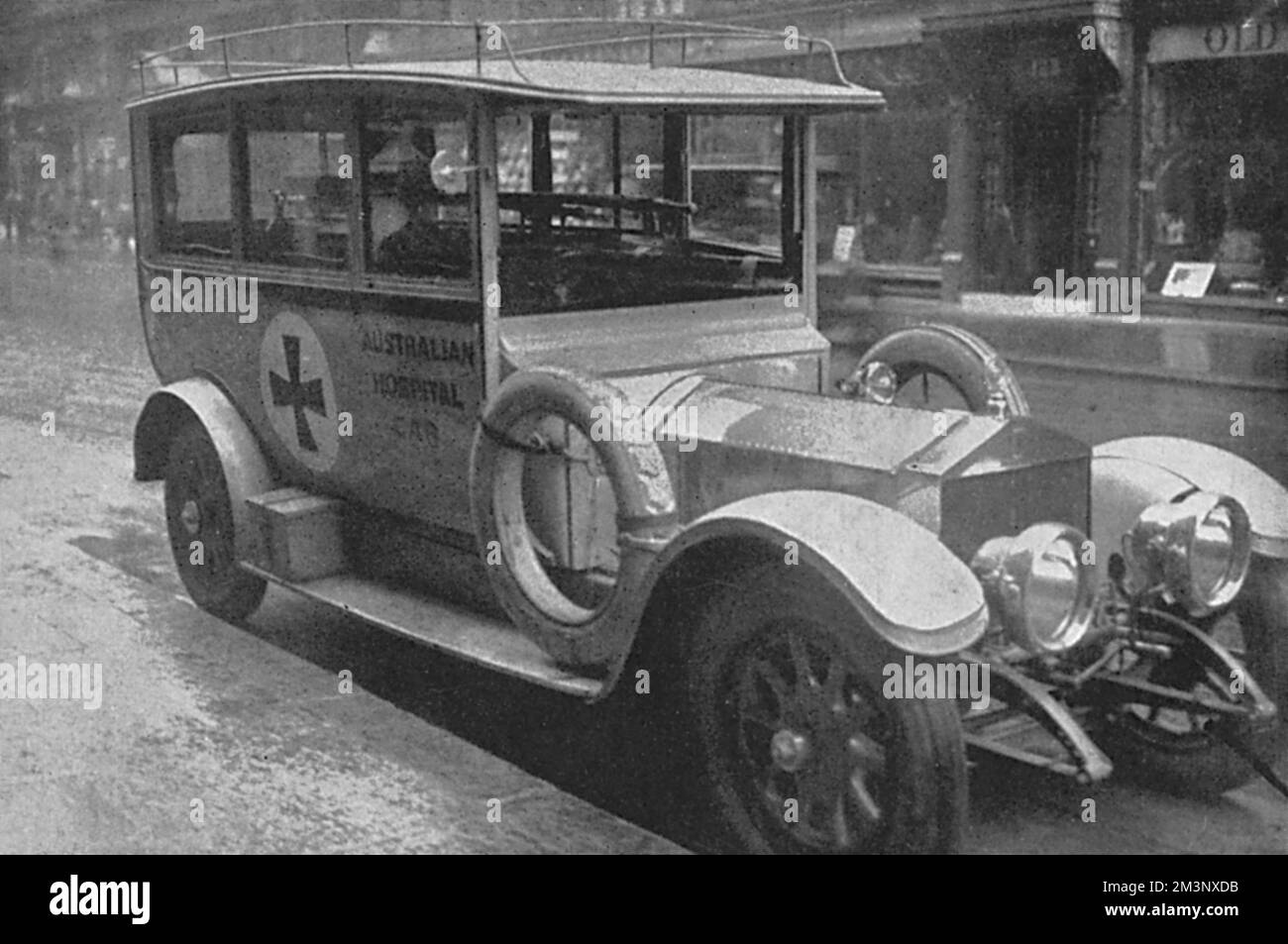 Un'automobile dell'ambulanza donata dagli australiani all'ospedale volontario di campo organizzato da Lady Dudley agosto 1914 Foto Stock