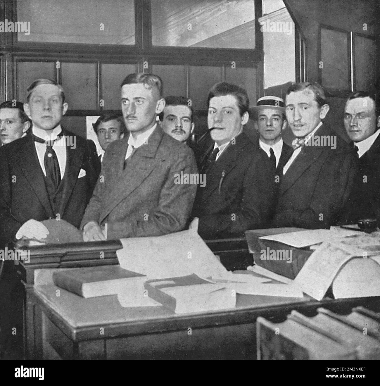 Al Consolato Austro-Ungarico di Londra, i Riservisti austriaci rispondono alla chiamata alle armi dopo lo scoppio della guerra Data: Agosto 1914 Foto Stock