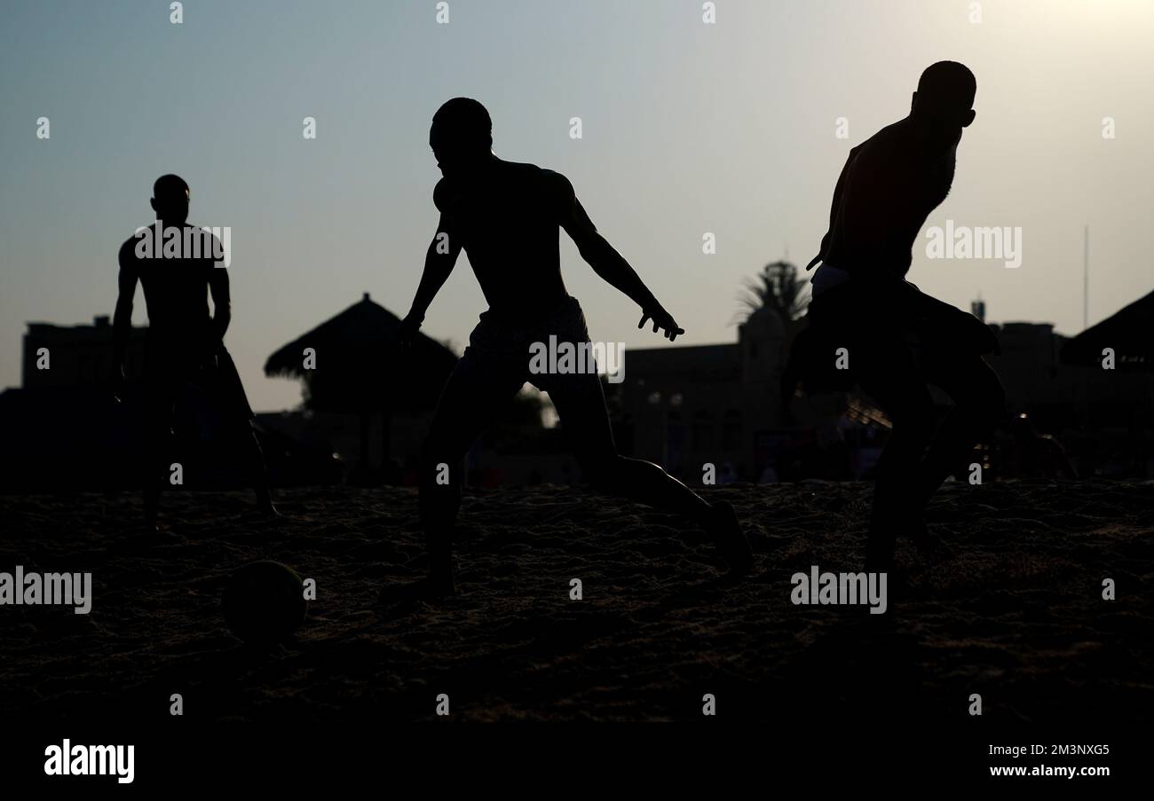 La gente gioca a calcio su al Wakra Beach, Qatar. Data immagine: Venerdì 16 dicembre 2022. Foto Stock