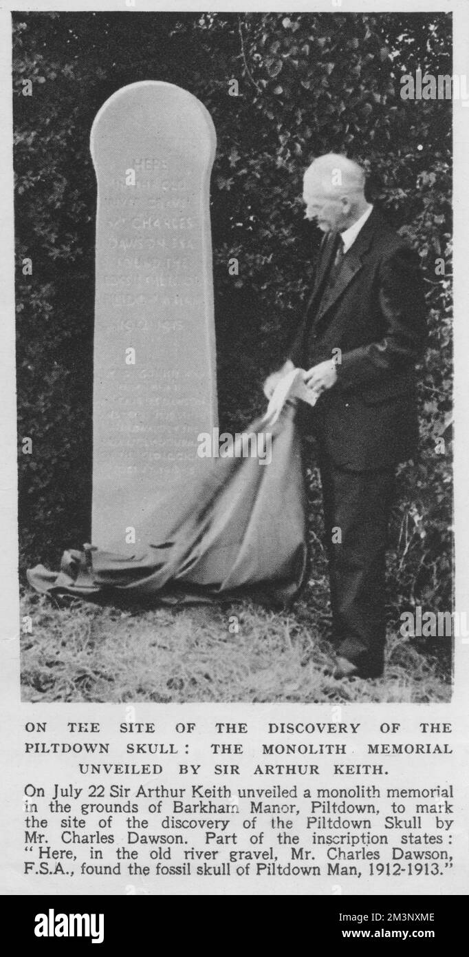 Il sito della scoperta del cranio Piltdown: Il monumento commemorativo monolitico svelato da Sir Keith Arthur il 22nd luglio 1938. Il memoriale è stato collocato nei terreni di Barkham Manor a Piltdown, Sussex orientale, per segnare il sito della scoperta. Parte dell'iscrizione afferma 'qui, nella vecchia ghiaia del fiume, il signor Charles Dawson, F.S.A, ha trovato il cranio fossile di Piltdown Man, 1912-13'. Lo spettacolare ritrovamento si rivelò un'elaborata beffa nel 1953. Data: 22nd luglio 1938 Foto Stock