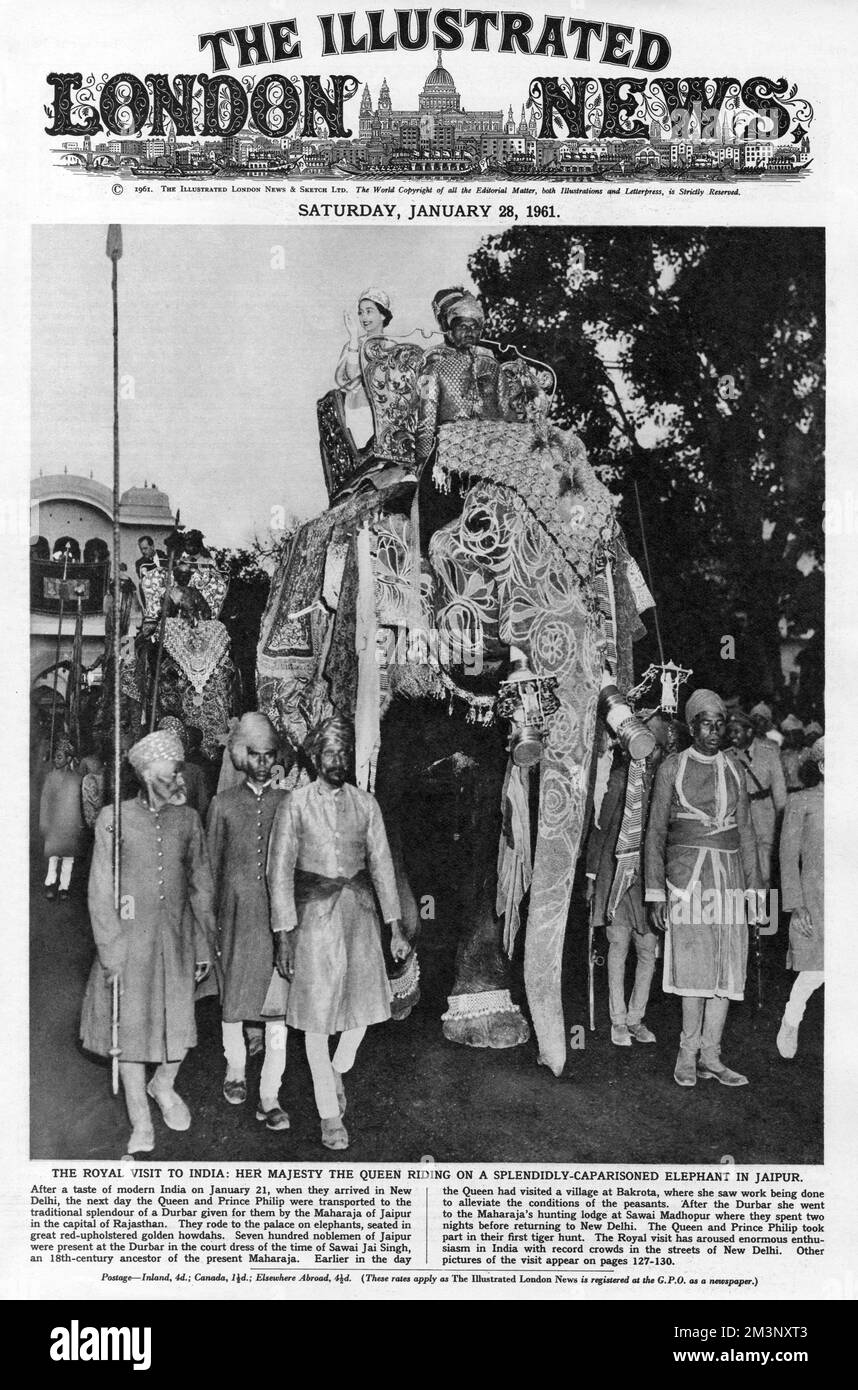 La regina Elisabetta II cavalcando un elefante a Jaipur durante la sua visita reale in India. Data: 1961 Foto Stock