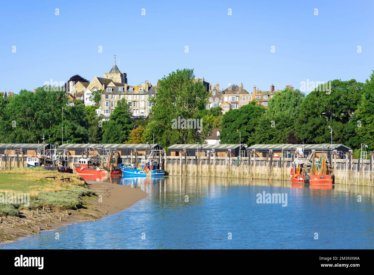 Segale East Sussex Barche da pesca ormeggiate sul fiume Rother pesca banchina in alta marea Rye Sussex Inghilterra UK GB Europa Foto Stock