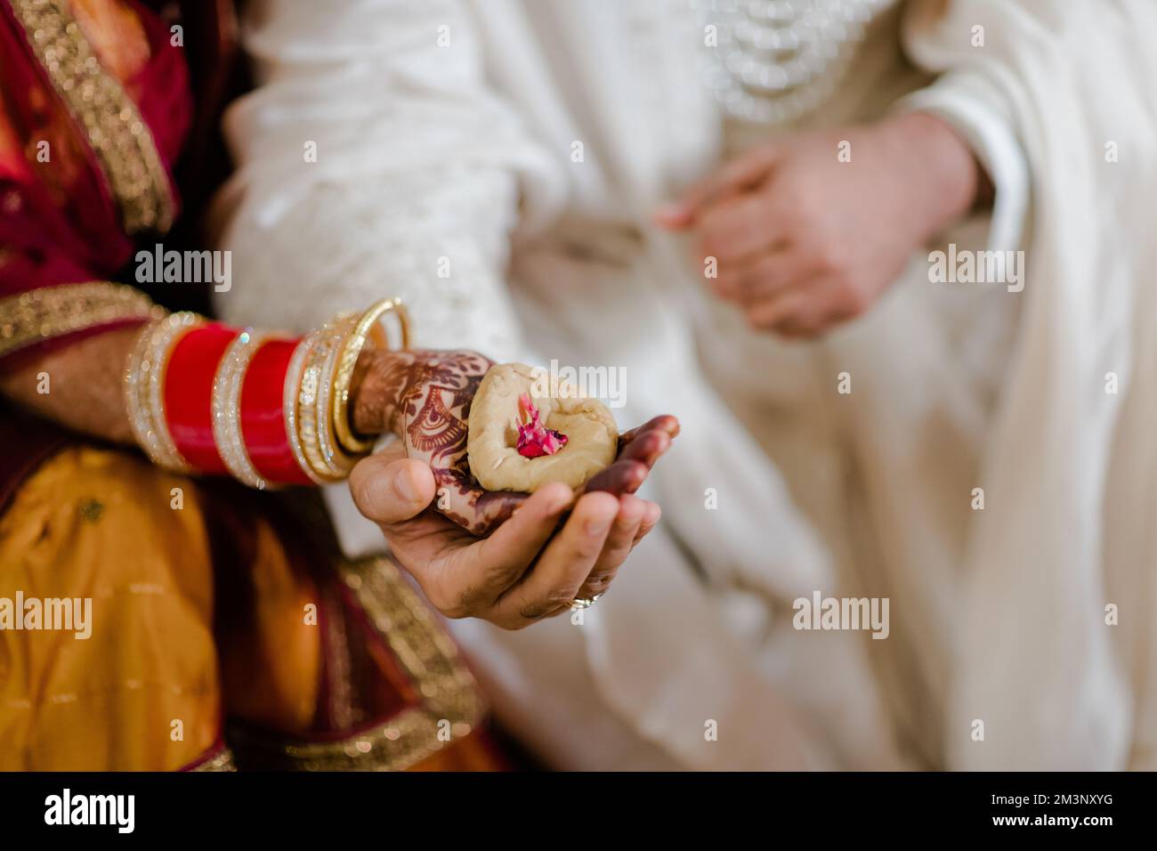 le mani della sposa e dello sposo che sono legate insieme prima dei rituali di nozze Foto Stock