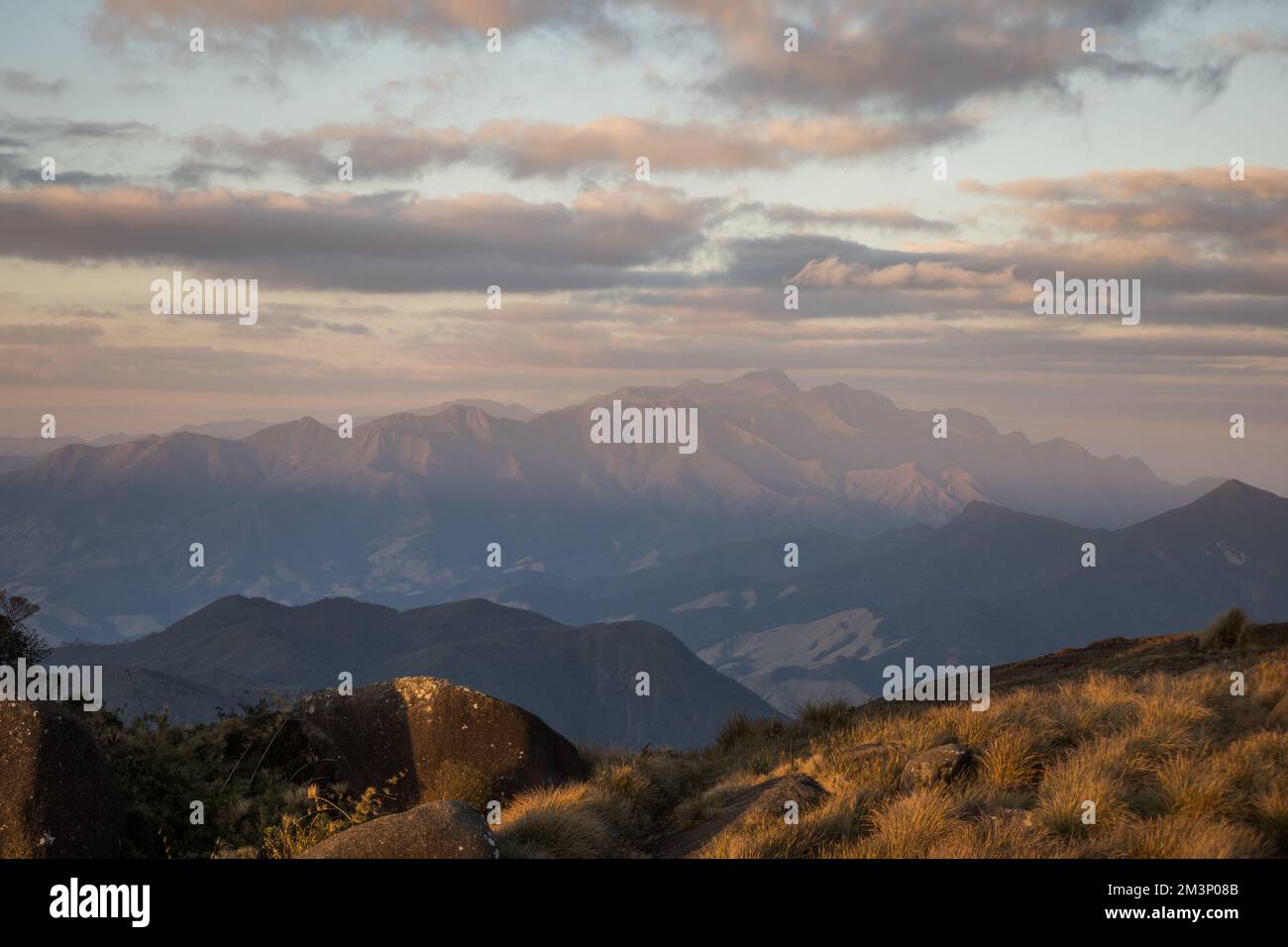 Un paesaggio delle montagne di Mantiqueira dal picco di Itaguare durante l'alba in Brasile Foto Stock