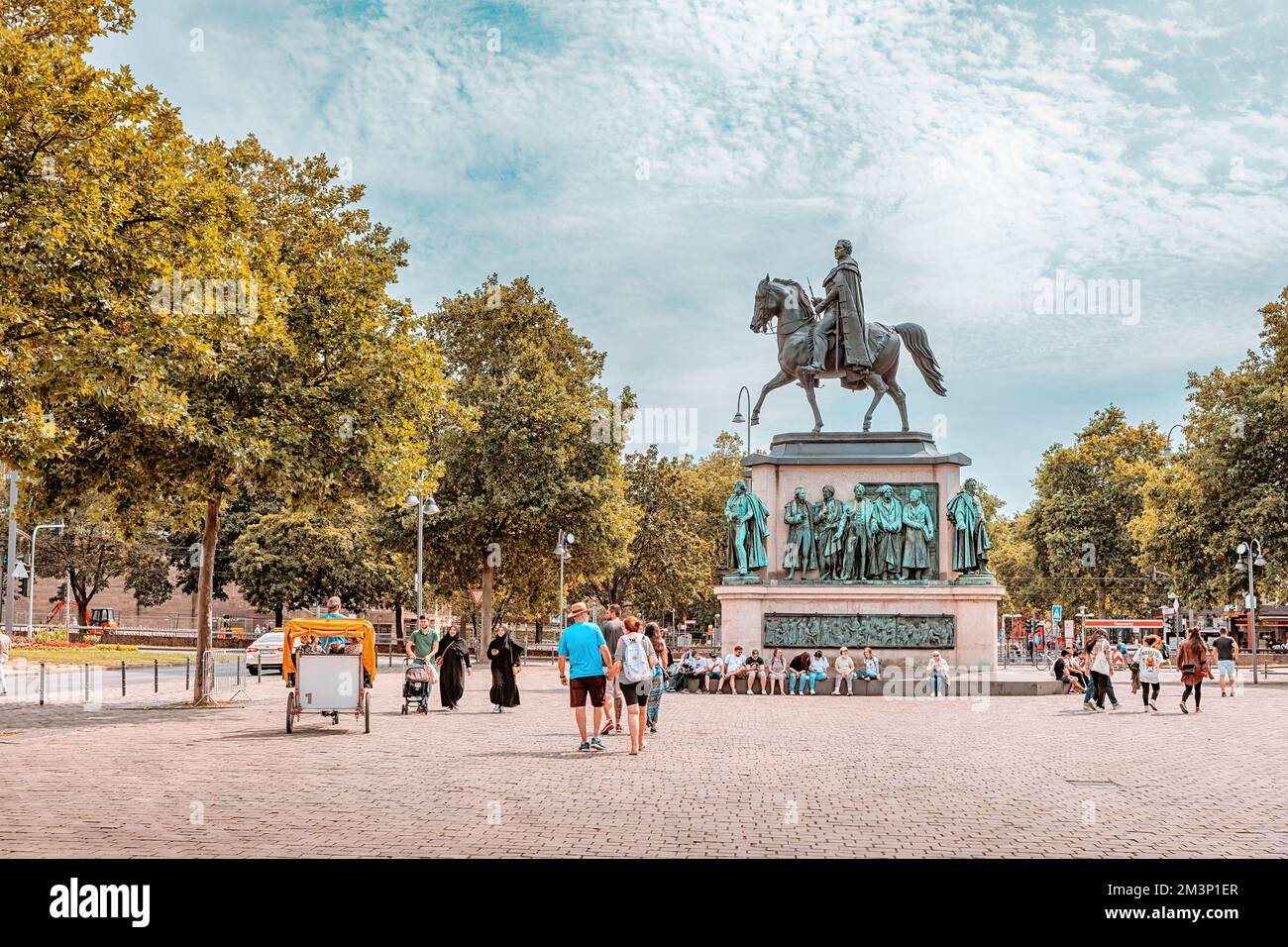 29 luglio 2022, Colonia, Germania: Statua equestre di Friedrich Wilhelm III e gente che cammina vicino alla piazza Foto Stock