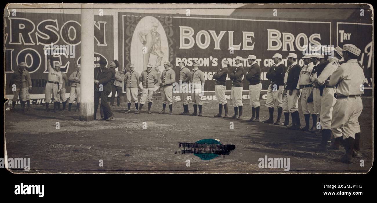 Alzare la bandiera di campionato, giorno di apertura, giocatori di baseball, baseball, squadra di baseball dei Boston Red Sox, squadra di baseball dei Washington Senators : 1901-1960. Michael T. -Nuf CED- McGreevy Collection Foto Stock