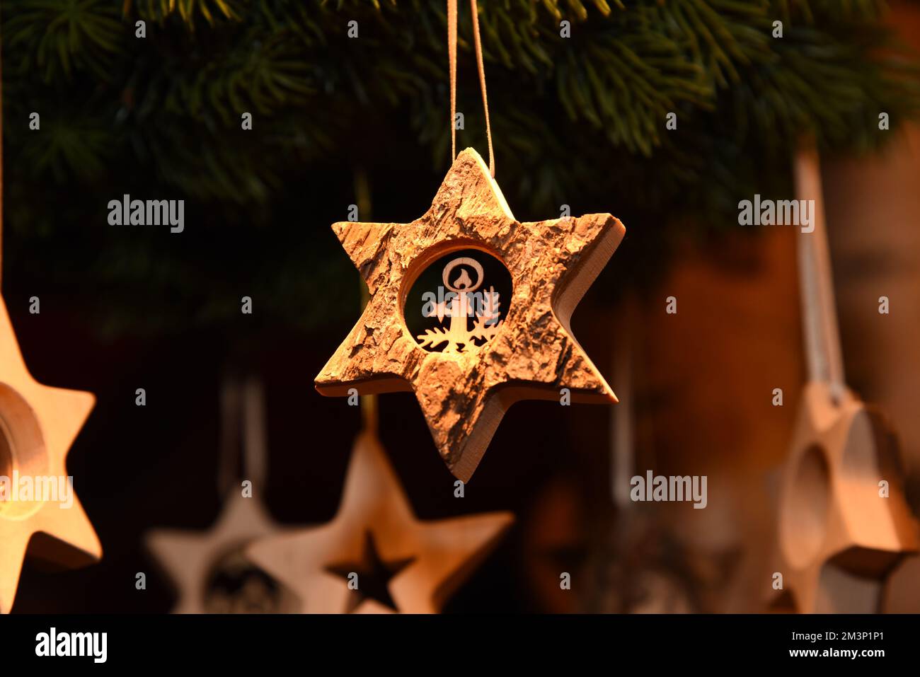 Decorazione per albero, Stella in legno naturale con stelle bianche e oro, 15cm