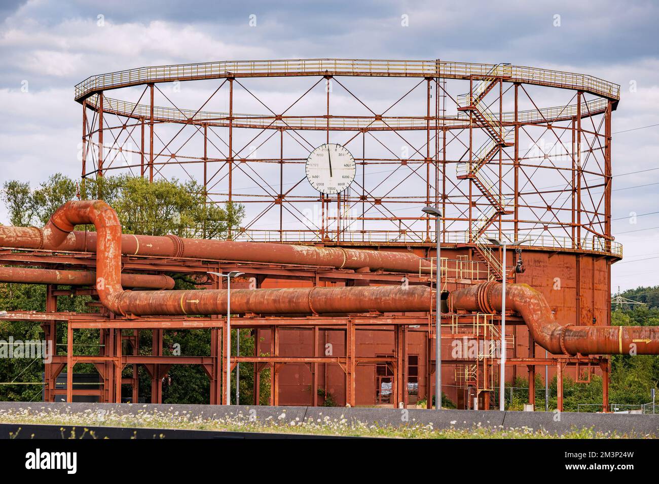 Vecchio distributore di gas o gasometro nel complesso di fabbrica ristrutturato monumento dell'UNESCO nella zona industriale di Zollverein a Essen, Germania. Punto di riferimento del viaggio Foto Stock