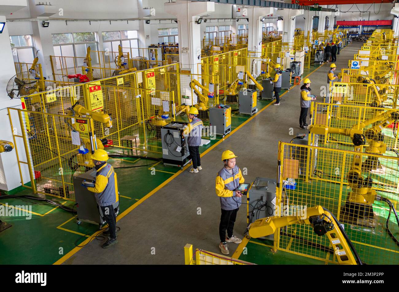I lavoratori stanno assemblando e debuggando robot industriali nel workshop  della Compagnia dei robot di Torino Jiangsu nella zona di sviluppo  economico-tecnologico, Città Hai'an, Provincia di Jiangsu della Cina  orientale, 12 dicembre