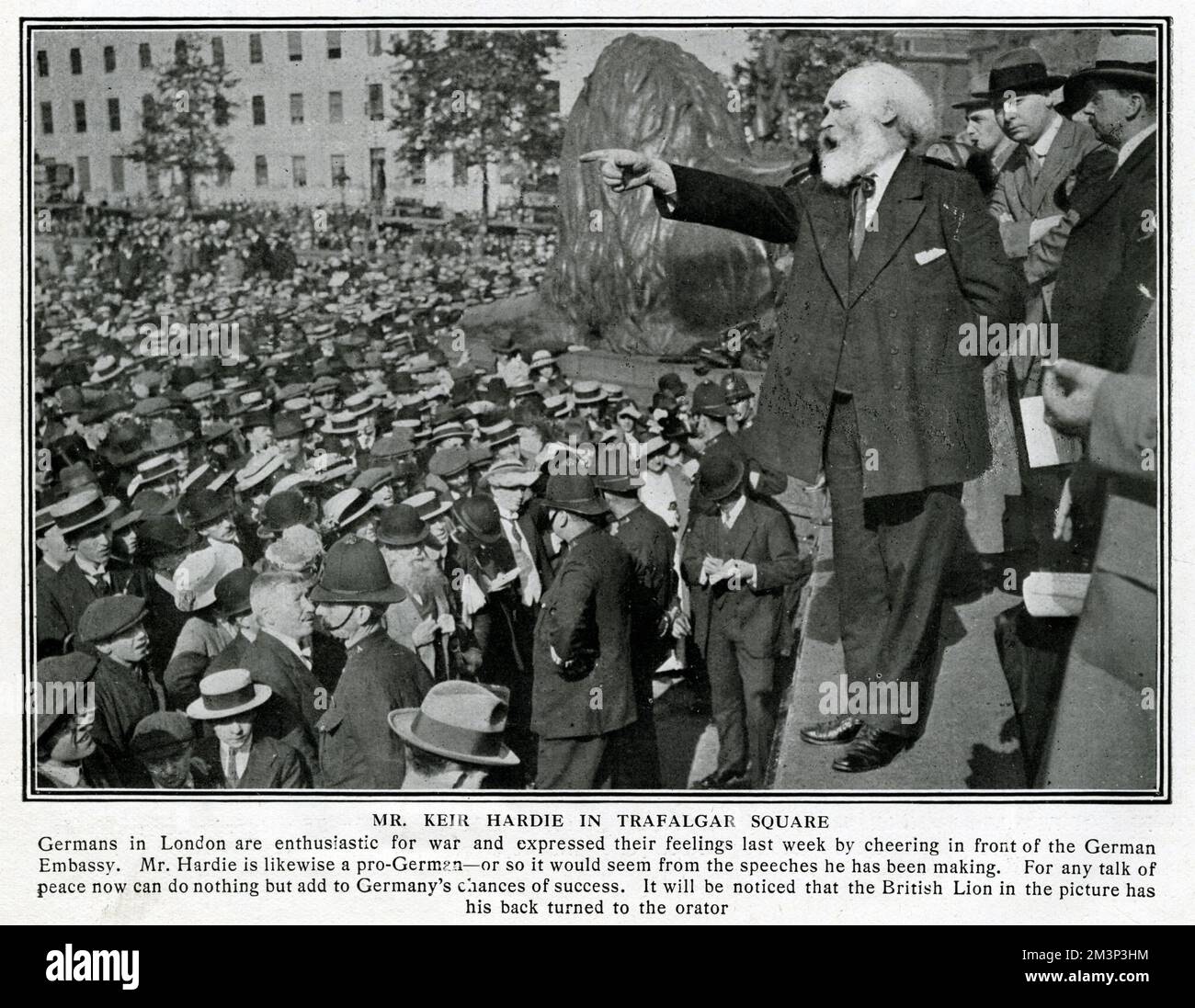 James Keir Hardie (1856-1915), politico socialista scozzese e leader laburista, che parla con una folla di persone a Trafalgar Square, Londra, sullo scoppio della prima guerra mondiale. Data: Agosto 1914 Foto Stock
