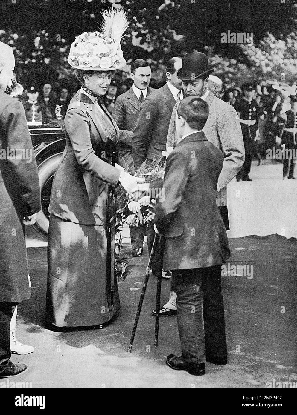 Re Giorgio V e la Regina Maria hanno fatto foto durante una visita nello Yorkshire nel luglio 1912, scuotendo le mani con Ambrose John Rowe, in una recensione di 8000 bambini a Clifton Park, Rotherham, South Yorkshire. Data: 1912 Foto Stock