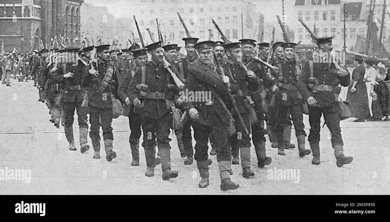 Una Brigata di Royal Marines marciano attraverso Ostenda, Belgio, salutata dai residenti locali. La Brigata era composta da battaglioni provenienti da ciascuna delle divisioni domestiche Royal Marine, Portsmouth, Plymouth e Chatham. Il loro soggiorno ad Ostenda è stato breve, dopo quattro giorni sono stati tirati indietro. Data: Agosto 1914 Foto Stock