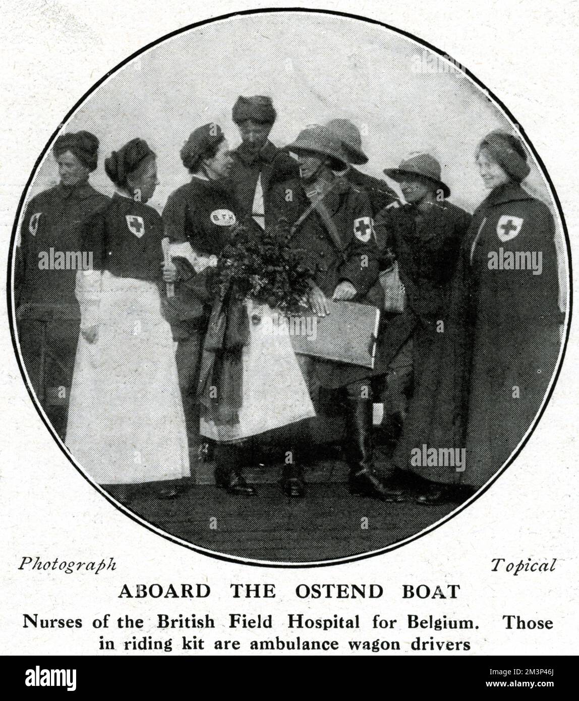 Un gruppo di infermieri a bordo di una barca destinata al British Field Hospital in Belgio durante la prima guerra mondiale. Quelli che indossano il corredo di corsa sono autisti del carro dell'ambulanza. Data: 1914 Foto Stock