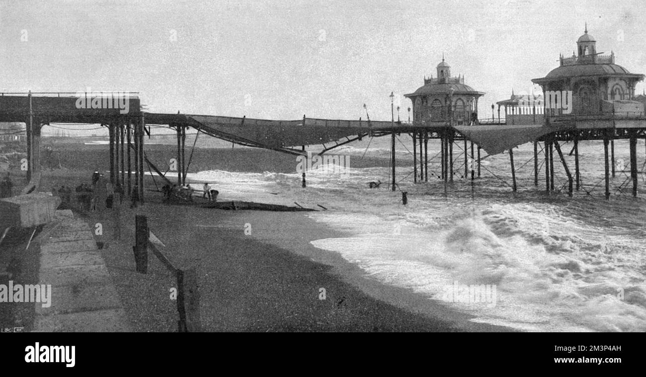 Brighton West Pier, raffigurato dopo una parte di esso è stato lavato via da una gallina nel dicembre 1896. Il Molo della catena, completamente distrutto, è stato completamente distrutto nella stessa tempesta, ma il Molo occidentale è sopravvissuto per essere ricostruito. Data: 1896 Foto Stock