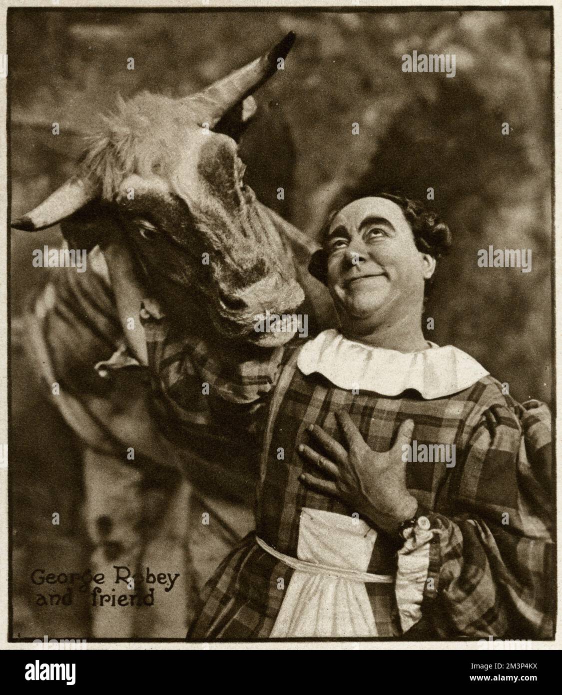 Sir George Robey (1869 ?? 1954), sala di musica inglese comico e cantante. Qui vestito come Dame Trot, nel Panto-Land: L'Ippodromo conduce. Data: 1922 Foto Stock