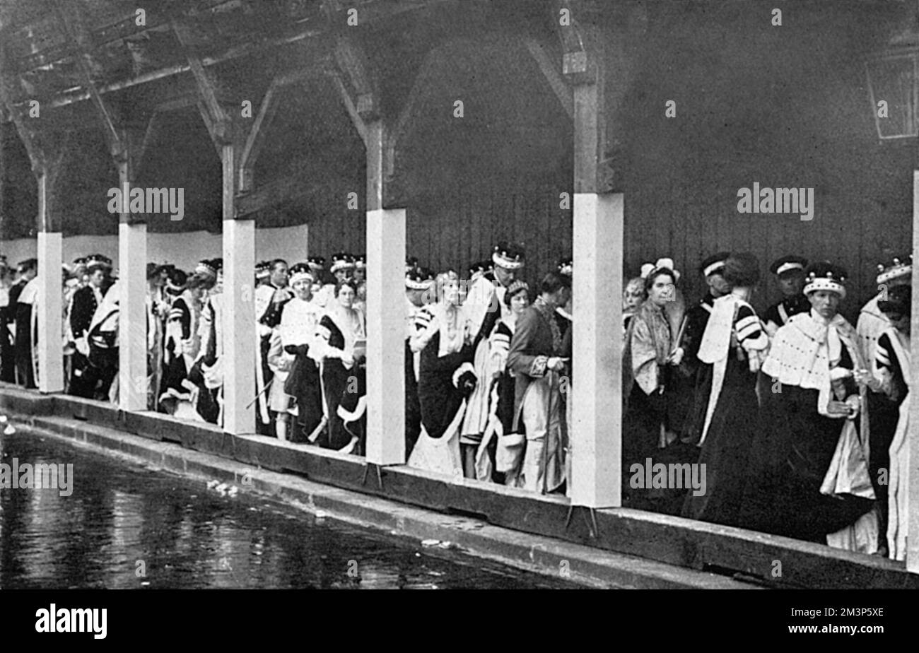 1937 Incoronazione - ospiti dell'Abbazia bloccati sotto la pioggia dopo la ceremo Foto Stock