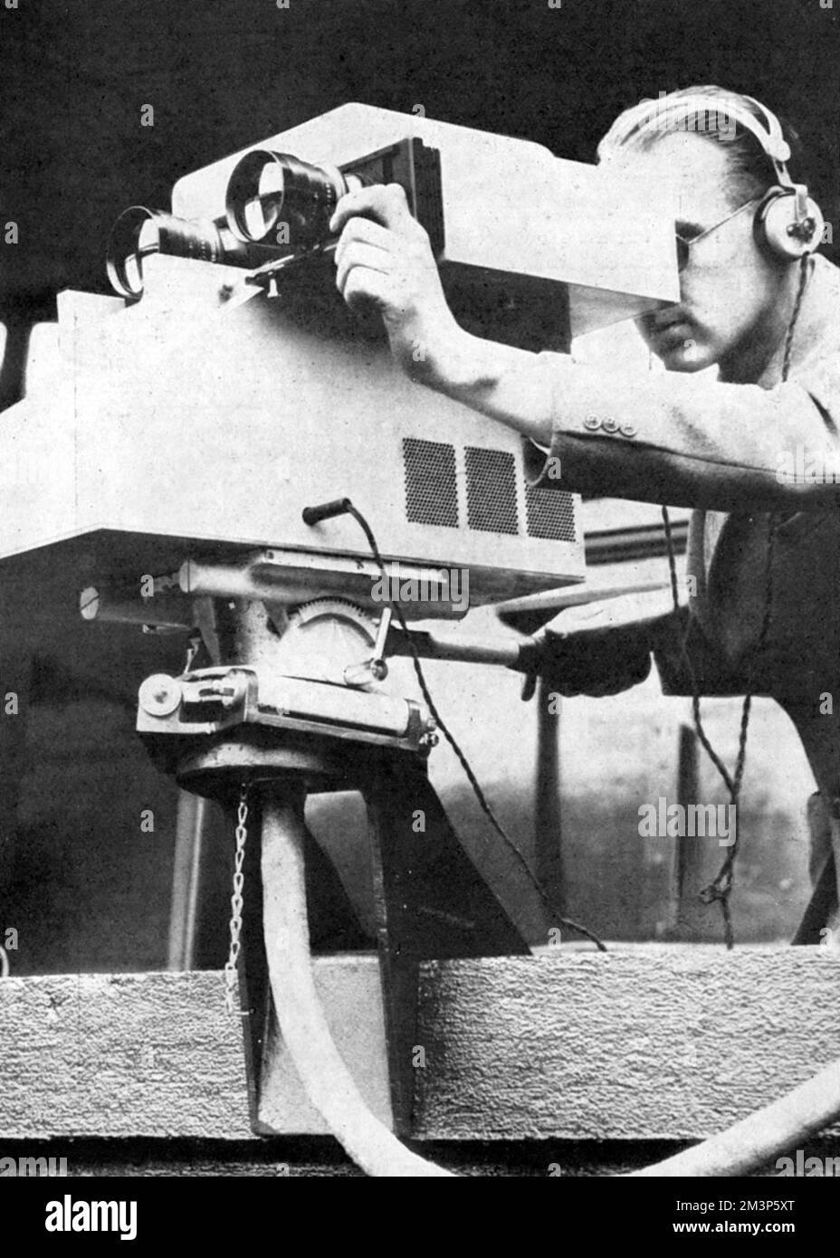Telecamere in azione al Lawn Tennis Championships a Wimbledon nel 1937 che è stato trasmesso per la prima volta in quell'anno. Data: 1937 Foto Stock