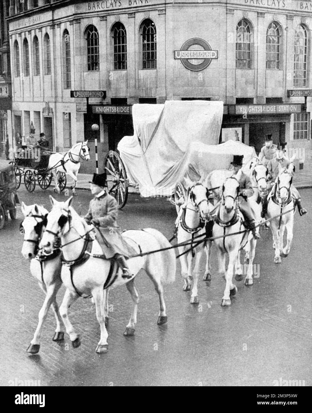 1937 Coronation, Royal Greys disegnano un allenatore di stato protetto Foto Stock