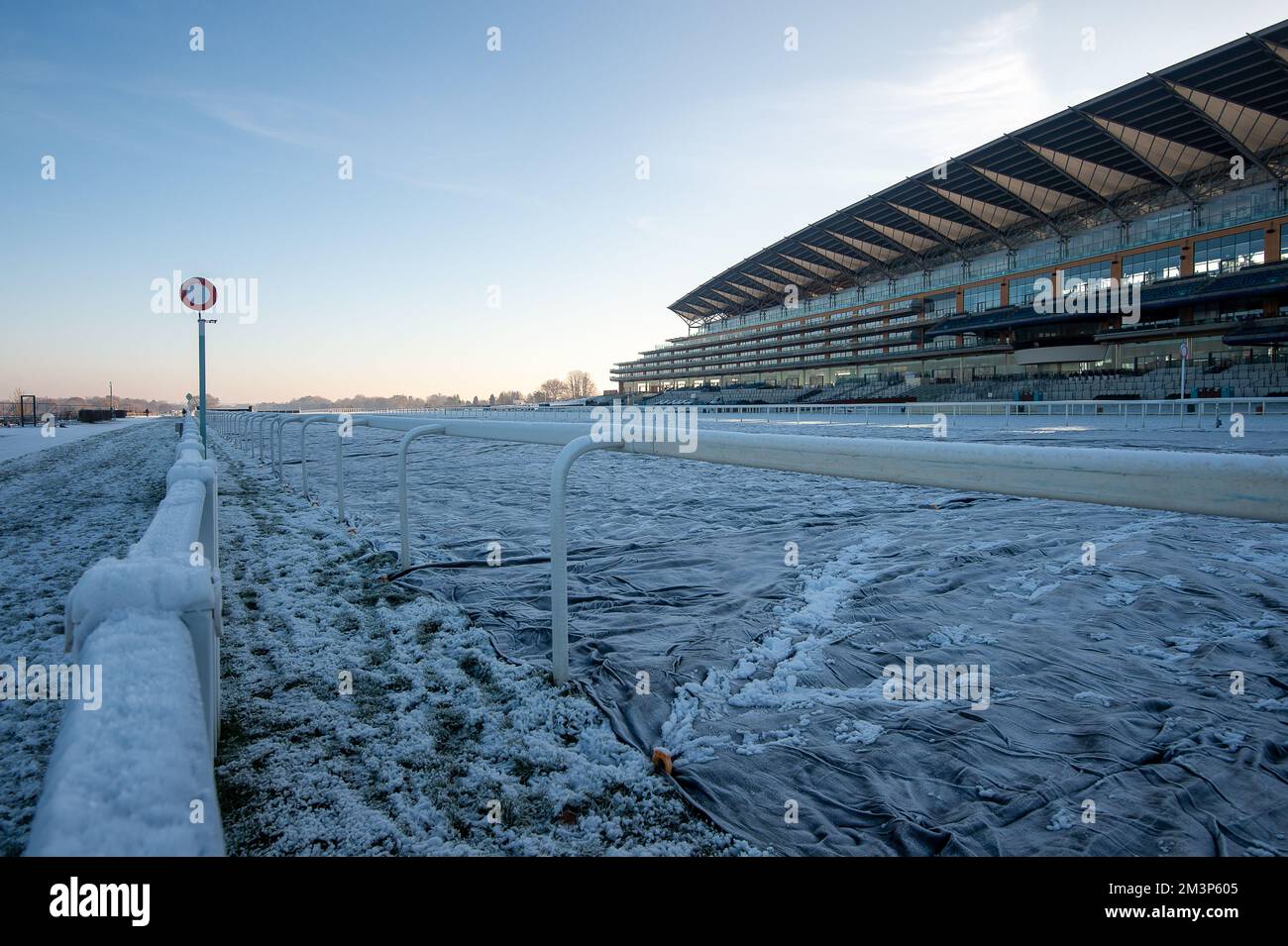 Ascot, Berkshire, Regno Unito. 16th dicembre 2022. L'Howden Christmas Racing Weekend all'ippodromo di Ascot è stato abbandonato oggi e domani a causa delle continue temperature gelide. Come sempre, la sicurezza dei cavalli e dei fantini è fondamentale. Le coperture sono in pista, ma la pista rimane congelata in luoghi dopo un prolungato periodo di freddo gelido che è più freddo delle previsioni. La neve rimane sulla brughiera Ascot insieme a una brina molto pesante. Credit: Maureen McLean/Alamy Live News Foto Stock