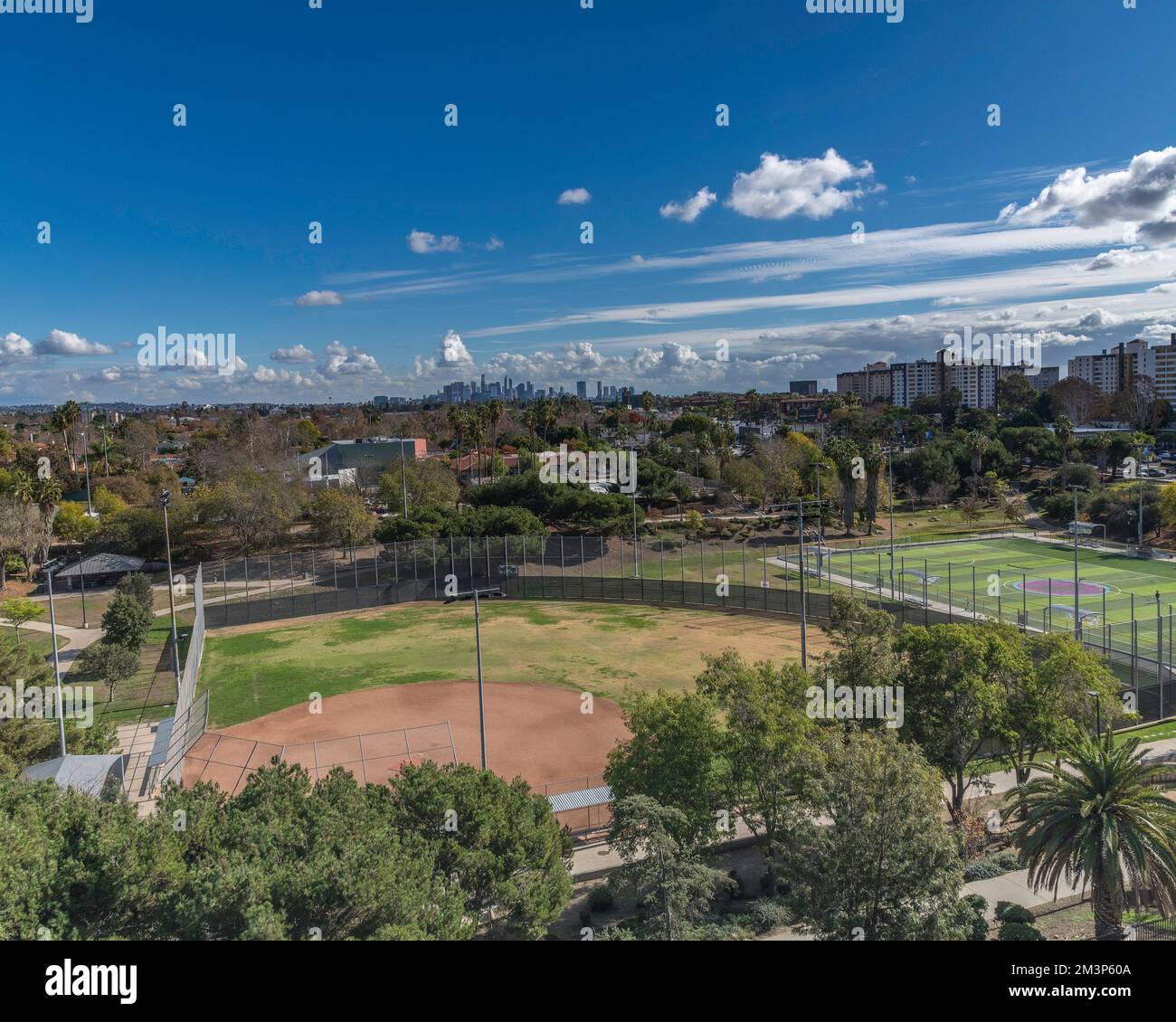 Pan Pacific Park Recreation Center con il centro di Los Angeles sullo sfondo. Foto Stock
