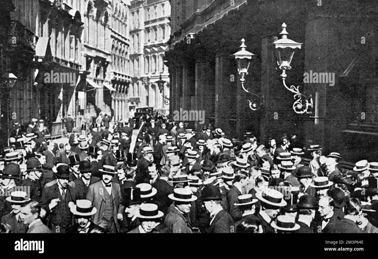 Una folla entusiasta di broker si raduna in Throgmorton Street, nella City of London. Il panico finanziario è stato previsto come lo scoppio della guerra sembrava inevitabile. 27 luglio 1914 Foto Stock