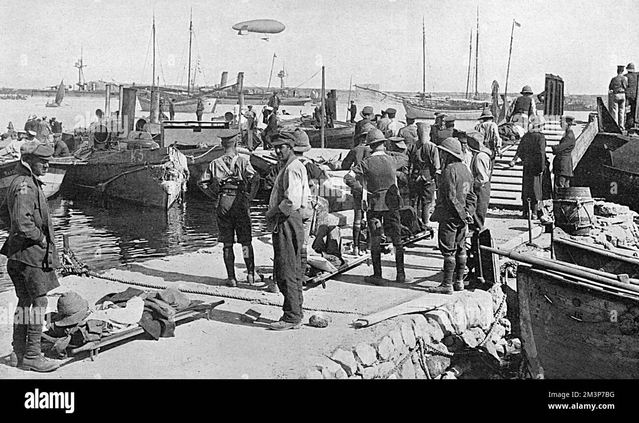 Una scena sul molo che mostra casi di barella trasportati a una nave ospedaliera per mezzo di un accendino a motore nel Mediterraneo orientale durante la prima guerra mondiale. In lontananza si vede un veliero britannico. Data: 1916 Foto Stock