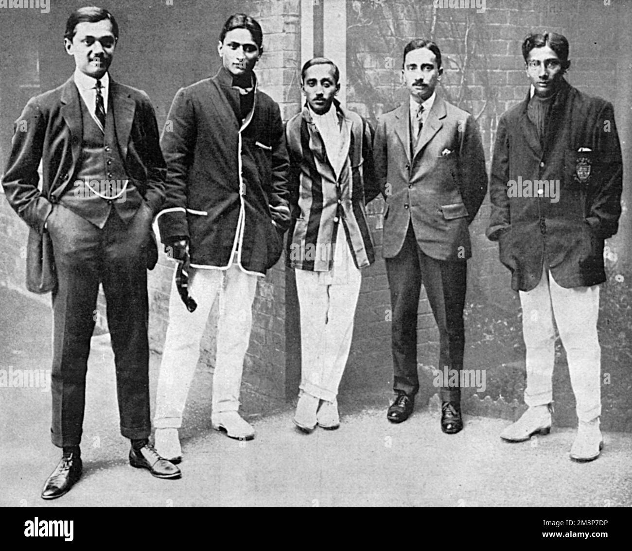 Cinque nipoti del famoso cricketer indiano, Ranjitsinhji Jamsaheb di Nawanager ("Ranji"), che fa parte di una squadra di studenti indiani che hanno giocato contro Lt-col. XI di Bailey al Signore nel 1916. Da sinistra, K. S. Digvijaysinhji (umpire), K. S. Hamatsinhji, K. S. Pratapsinhji, K. S. Raisinhji (uomo di riserva) e K. S. Rajendrasinhji. Data: 1916 Foto Stock