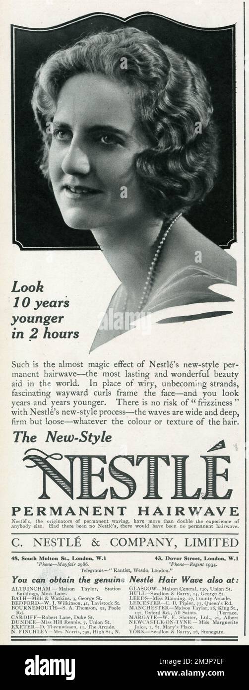 "Guarda 10 anni più giovane in 2 ore". Questo è l'effetto quasi magico del nuovo stile permanente Nestle - il più duraturo e meraviglioso aiuto di bellezza al mondo. Al posto di ciocche stravaganti e irrefrenabili, affascinanti ricci di strada incorniciano il volto, e tu guardi anni più giovani. 1923 Foto Stock