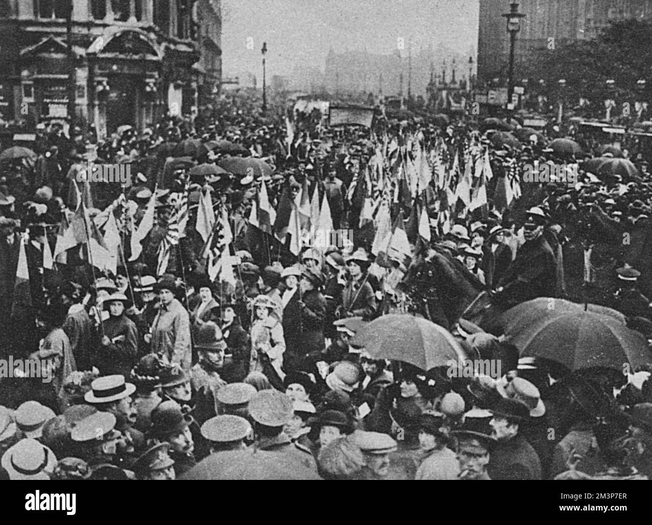 La processione del diritto al servizio delle donne passò per Westminster, Londra. La manifestazione, che si è svolta il 17th 1915 luglio, è stata organizzata per chiedere il diritto delle donne a partecipare alle munizioni e ad altre opere di guerra. Data: 17th luglio 1915 Foto Stock