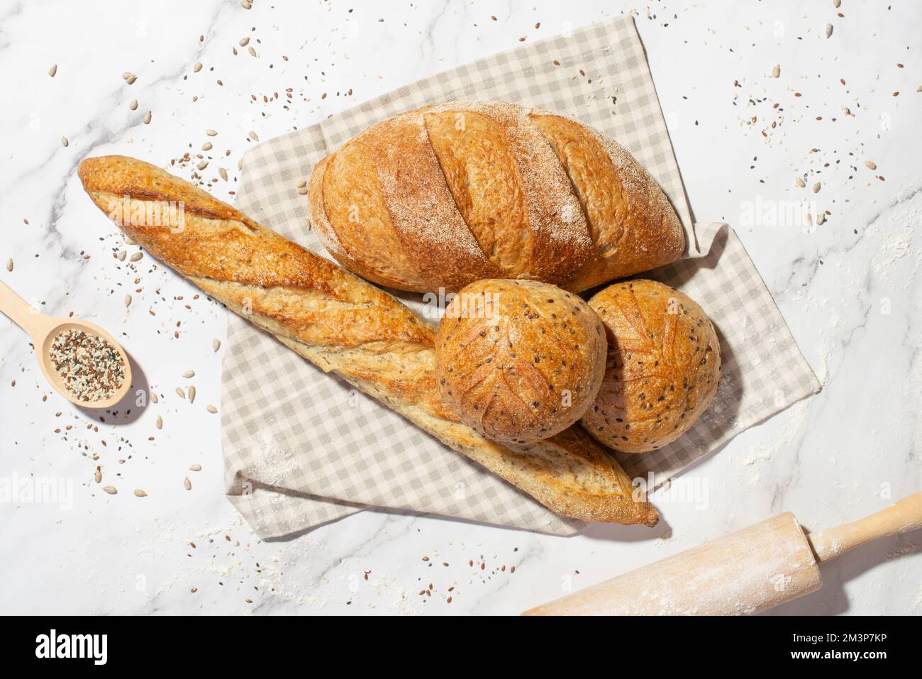 Sfondo con diversi tipi di pane fresco. Prodotti da forno. Cucina. Foto Stock
