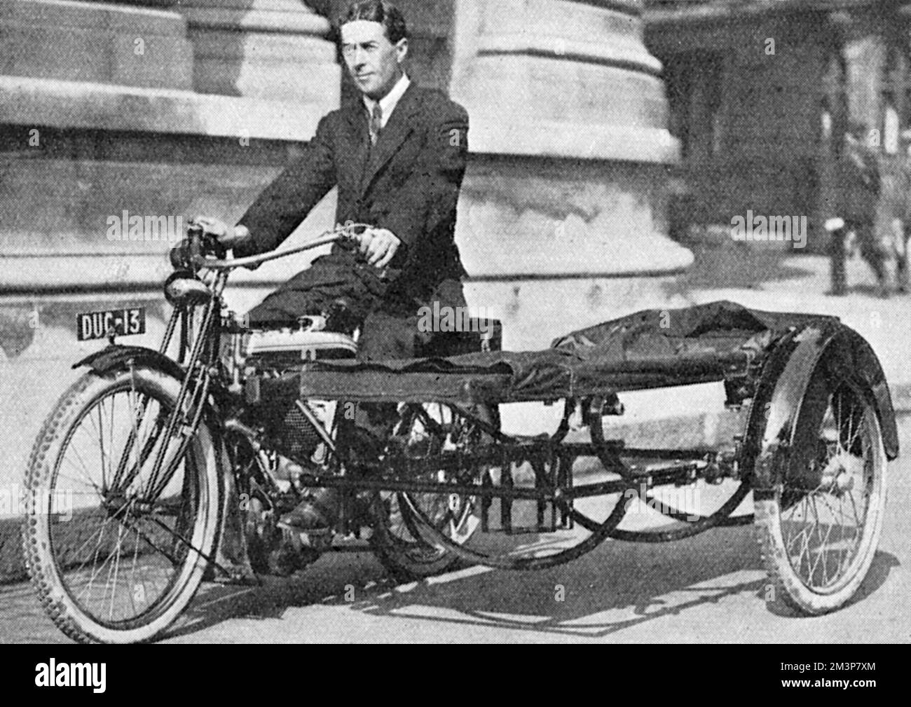 Una motocicletta con auto a bordo trasformata in ambulanza, fuori dal War Office di Londra. Molti di questi veicoli erano già in uso nella parte anteriore dell'epoca. Data: 1914 Foto Stock