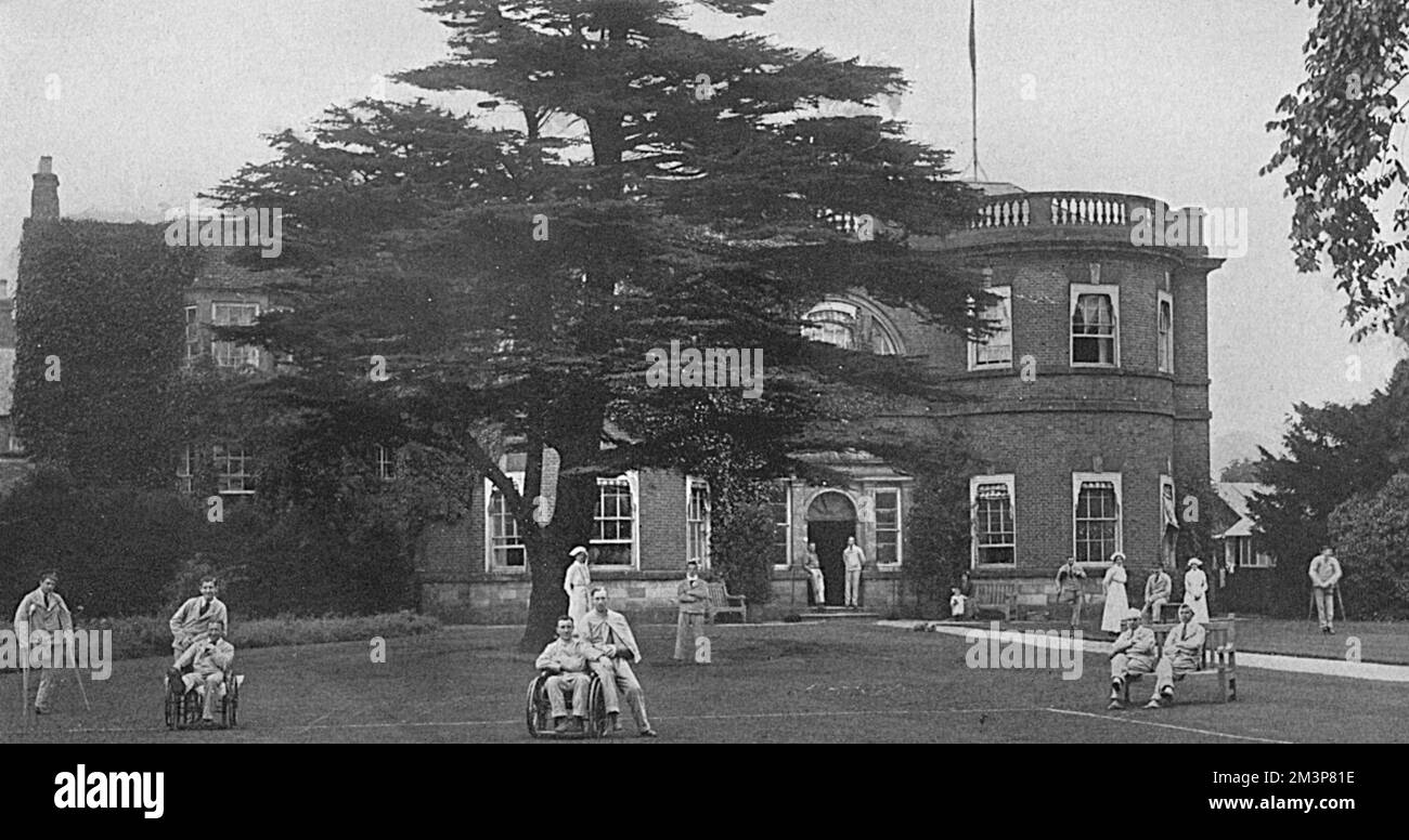 Egginton Hall, nel Derbyshire, è stato aperto come ospedale militare dalla signora Arthur Dugdale nell'ottobre 1914, nella foto con numerosi soldati convalescenti - e infermieri - godendo del terreno. L'ospedale aveva cento posti letto - quaranta in casa, il piano terra essendo stato convertito in reparti, stanza di disordine, teatro operativo ecc e sessanta in tre capanne che erano state costruite sulla casa. Treni ambulanza di feriti sono stati ricevuti direttamente dal fronte, in collaborazione con il Derbyshire Royal Infirmary. La casa è stata demolita nel 1955. Data: 1917 Foto Stock