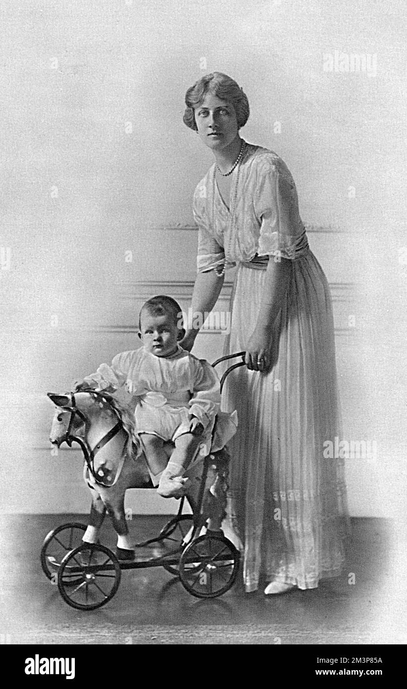 Alexandra, Duchessa di Fife (1891-1959) con il suo unico figlio, Alastair Arthur, Conte di Macduff, 2nd Duca di Connaught (1914-1943). Alexandra era la figlia maggiore della principessa Louise di Galles, Duchessa di Fife; dopo la morte di suo padre ad Assuan nel 1912 le fu permesso di ereditare il Ducato di Fife a suo diritto. Era generalmente conosciuta come principessa Arthur di Connaught dopo il suo matrimonio con la cugina, il principe Arthur di Connaught. Il bambino Alastair è seduto su un cavallo giocattolo piuttosto carino e a spinta. Data: 1915 Foto Stock