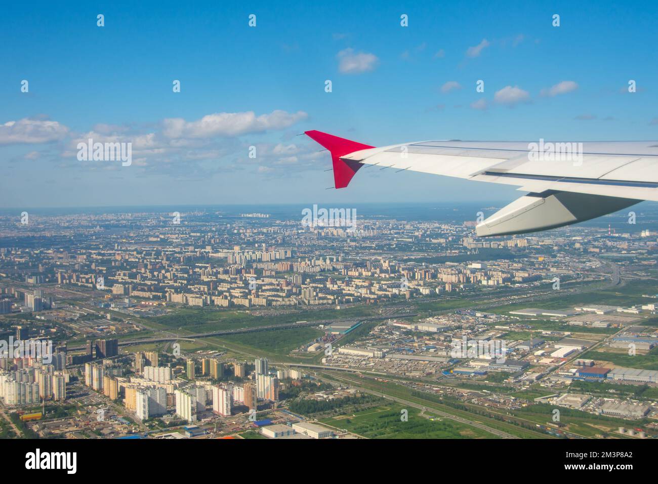 Vista panoramica aerea della città, con ala dell'aeroplano di fronte Foto Stock