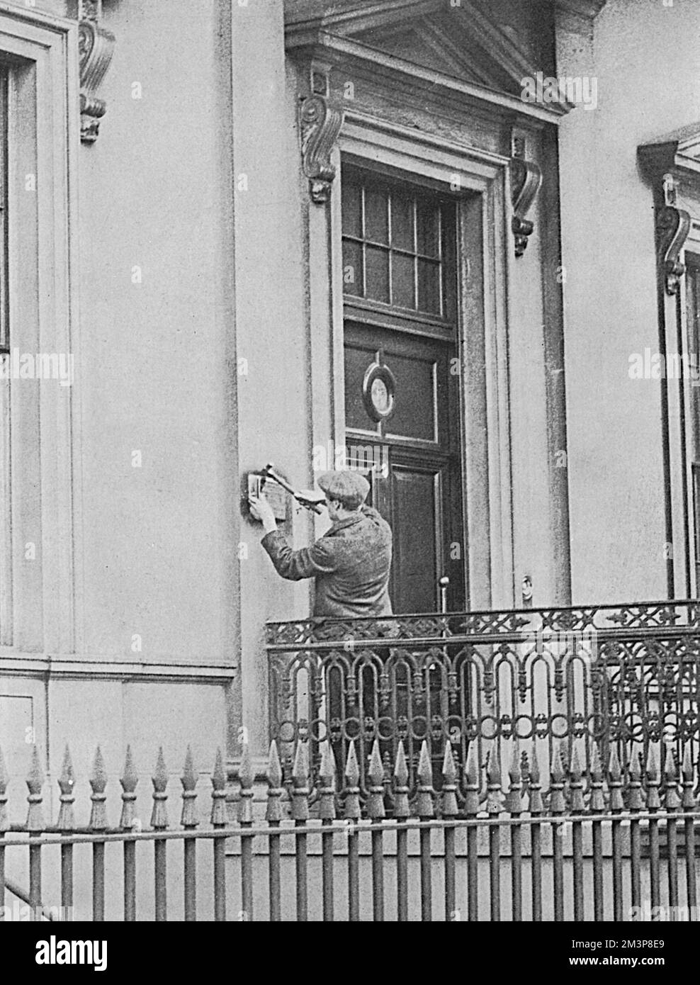 Un segno di rottura delle relazioni diplomatiche allo scoppio della prima guerra mondiale è stata la rimozione della lastra di ottone presso l'ambasciata tedesca a Londra. Foto Stock