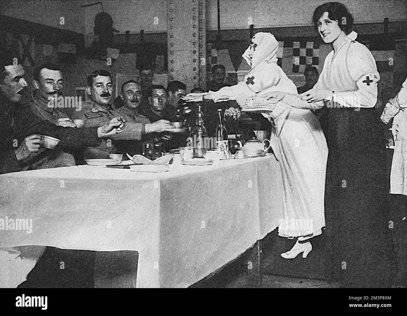 Zena osa lavorare al fronte durante la prima guerra mondiale Foto Stock