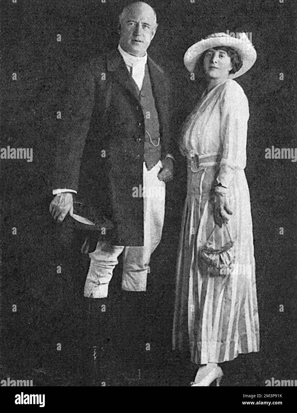 Charles Dana Gibson, illustratore americano (1867-1944), famoso per la creazione di 'The Gibson Girl'. Nella foto con la signora Haydn Harris alla Illusors' Ball a New York nel 1916. Data: 1916 Foto Stock