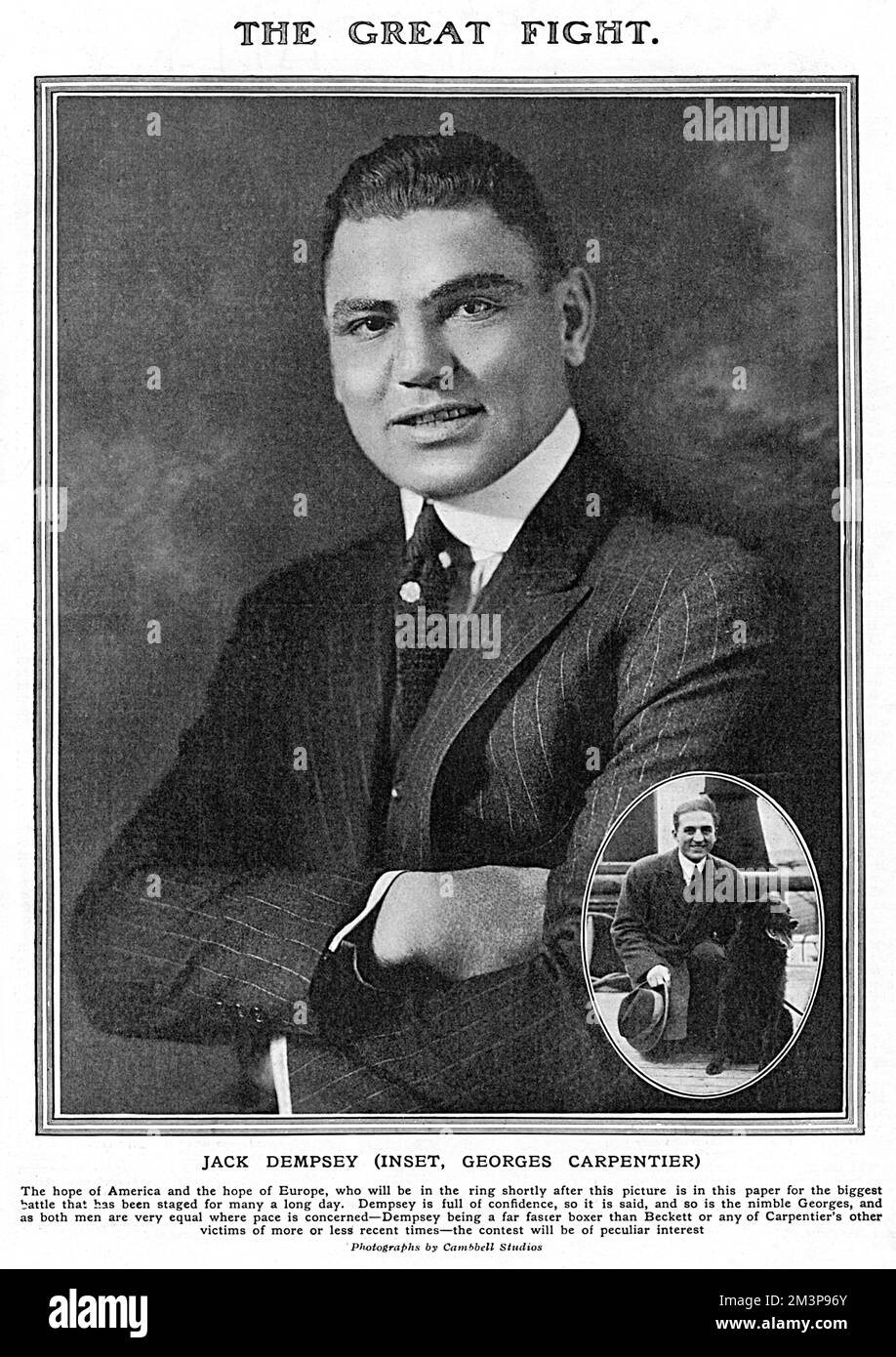 William Harrison "Jack" Dempsey ("The Manassa Mauler") (24 giugno 1895, 31 maggio 1983), pugile professionista americano e icona culturale degli anni '1920s. Ha tenuto il campionato mondiale dei pesi massimi dal 1919 al 1926. Lo stile aggressivo di Dempsey e l'eccezionale potenza di punzonatura lo hanno reso uno dei pugili più popolari della storia. L'immagine inset mostra il pugile francese, che ha sfidato Dempsey al titolo nel 1921. Il concorso Dempsey-Carpentier si è svolto il 2 luglio 1921 presso il Boyle's Thirty Acres, Jersey City, New Jersey, generando il primo milione di dollari di porta nella storia della boxe. Una folla di 91 persone Foto Stock