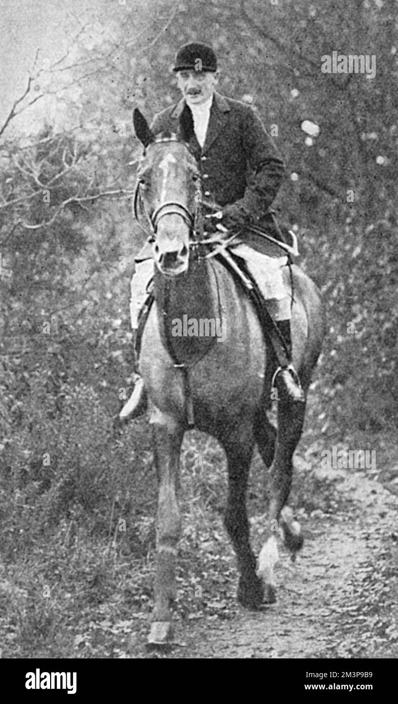 Cecil Aldin (1870-1935), artista animale e sportivo e Maestro di Foxhound della caccia alle cime del Sud, picuted a Burghfield indulgendo nel suo passatempo preferito. Durante la guerra, fu anche responsabile del controllo, dell'organizzazione e della cura dei cavalli presso il deposito per il remount dell'Esercito di Convalescent nel Berkshire. Data: 1917 Foto Stock