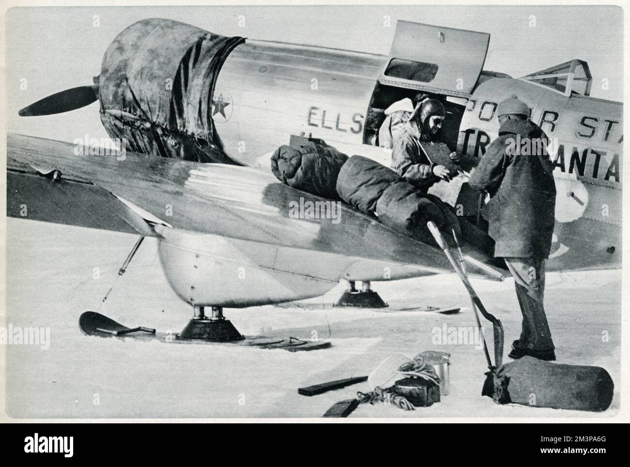 Lincoln Ellsworth e Herbert Hollick-Kenyon, caricano i rifornimenti nella "Stella polare", prima del volo delle 2000 miglia da Dundee Island attraverso l'Antartico alla Baia delle balene, sul Mare di Ross. Il volo antartico si fermò prematuramente, a causa della carenza di carburante, e dovette essere salvato dalla nave da ricerca britannica Royal Discovery II, che fu trovata dopo sette settimane, a 420 miglia di distanza, a Little America. Data: 1935 Foto Stock